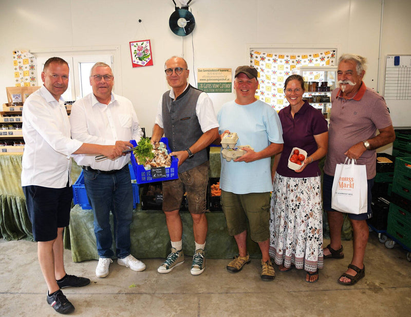 Im Verkaufsraum von Gutes vom Gutshof (v.l.): Stefan Lang, Fritz Schechtner, Peter Steinbach, Simon und Emmy Manke sowie Johann Gebhart.