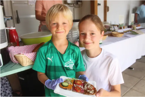 Shaydon und Tianna Manke servieren Aufstrichbrote bei der Genusstour 2026. Foto Daniel Arbes