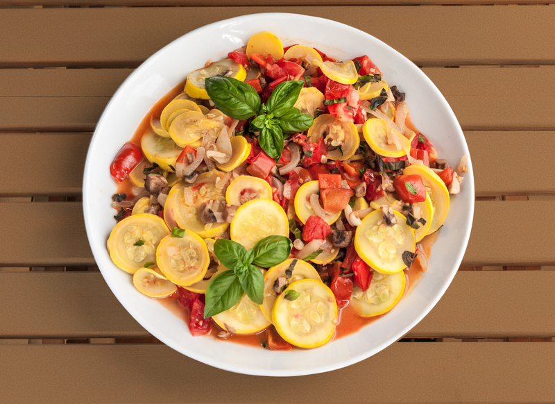 Gebratene Zucchini mit Paradeiser, Champignons, Paprika & Basilikum