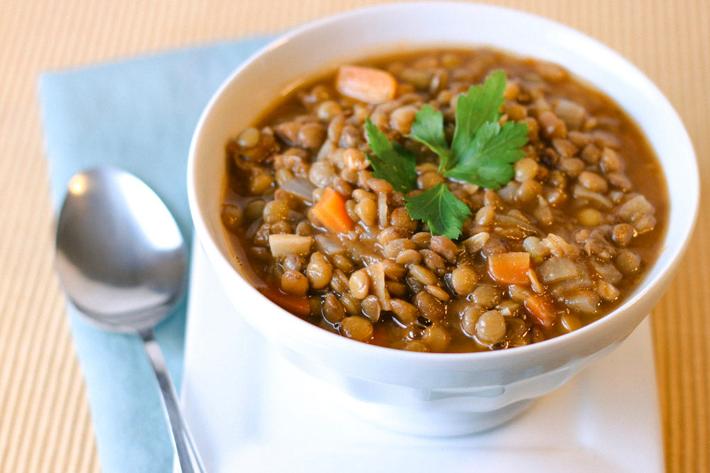 Würzige Linsensuppe mit Spinat