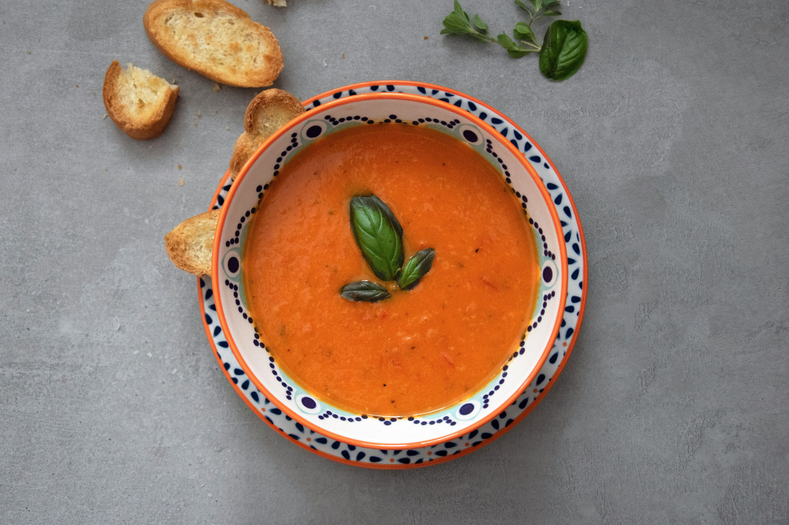 Suppe aus gerösteten Paprika, Paradeiser und Karotten